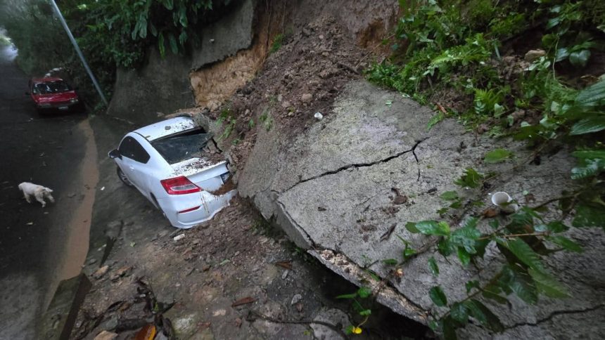 MURO DE VIVIENDA COLAPSA Y APLASTA VEHÍCULO EN LOS PLANES DE RENDEROS
