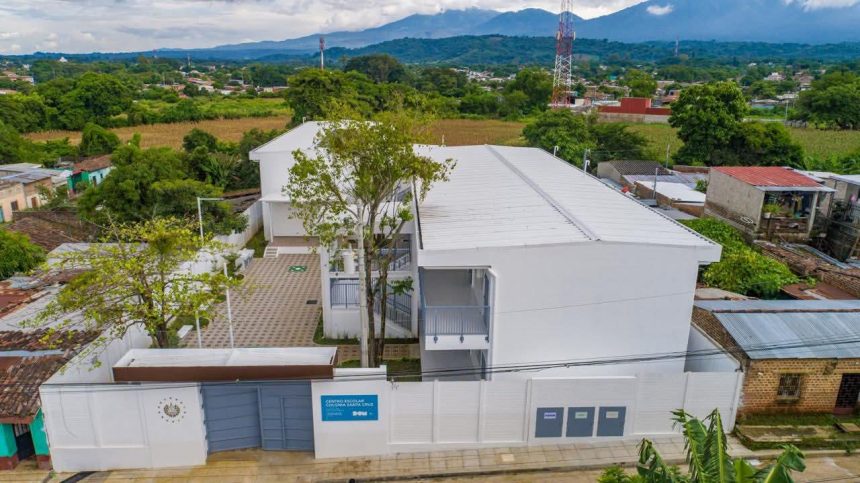 EL ANTES Y DESPUÉS DEL CENTRO ESCOLAR SANTA CRUZ DE CHALCHUAPA