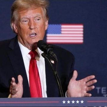 TRUMP PIDE CÁRCEL PARA AUTORIDADES DEMÓCRATAS DE ILLINOIS POR BLOQUEAR REDADAS DE ICE