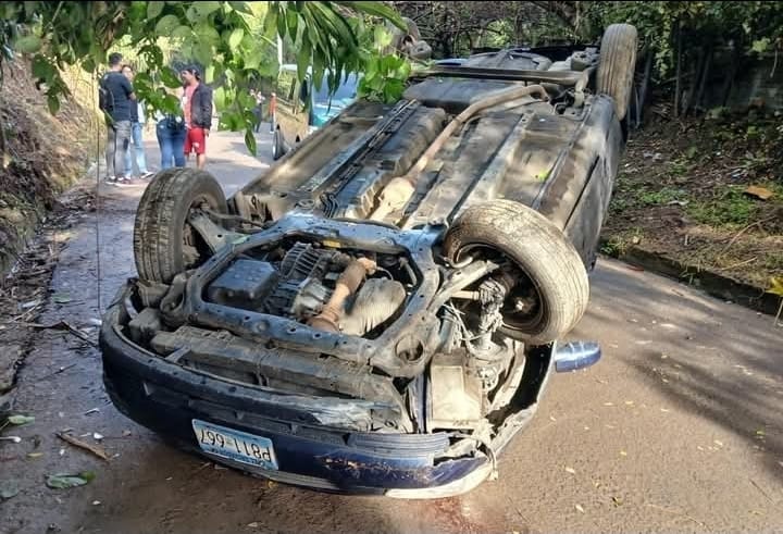 volcado 1 VEHÍCULO VOLCADO TRAS CHOQUE CON MICROBUS EN COLÓN, LA LIBERTAD