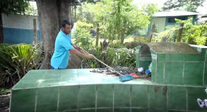 CASA 1 EL SALVADOR; TRADICIÓN ÚNICA EN ZACATECOLUCA: FAMILIAS ENTERRAN A SUS SERES QUERIDOS EN LOS PATIOS DE SUS CASAS
