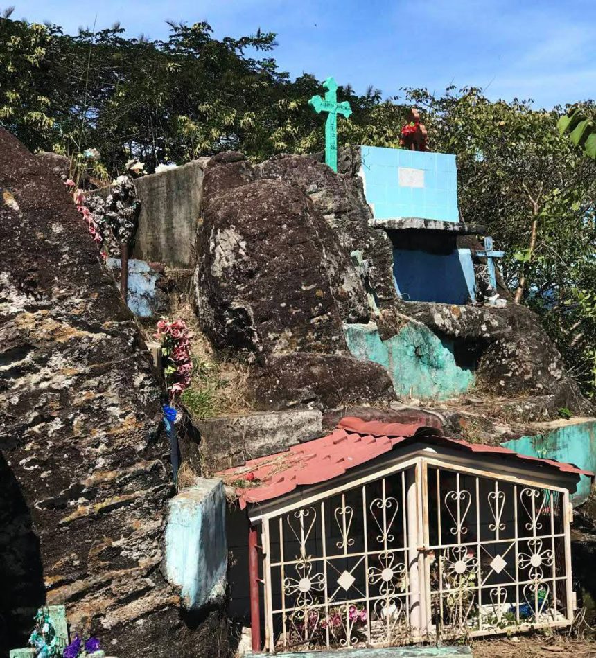 SEPULTADOS ENTRE LAS ROCAS DE UN CEMENTERIO EN MORAZÁN