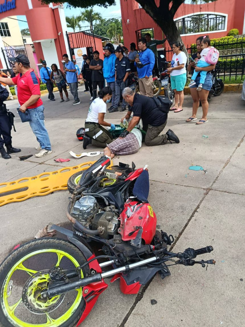 SANTA ANA; DOS PERSONAS LESIONADAS TRAS CHOQUE ENTRE MICROBUS Y MOTOCICLETA EN CARRETERA A CANDELARIA DE LA FRONTERA