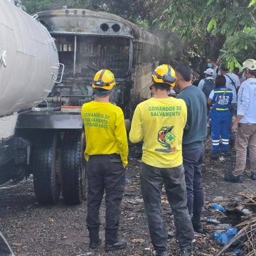 bus 2 AUTOBÚS DE LA RUTA 108 SE INCENDIA CERCA DEL REDONDEL CLAUDIA LARS EN SAN JUAN OPICO