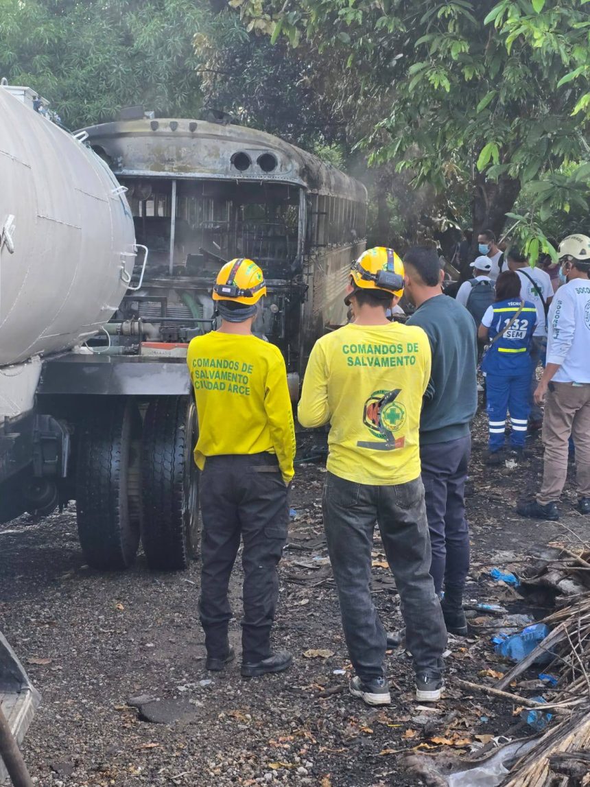 AUTOBÚS DE LA RUTA 108 SE INCENDIA CERCA DEL REDONDEL CLAUDIA LARS EN SAN JUAN OPICO