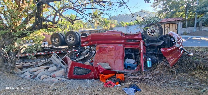 RASTRA 1 ACCIDENTE DE TRÁNSITO EN LA CARRETERA DE SANTA ANA A SAN SALVADOR DEJA UN LESIONADO LEVE