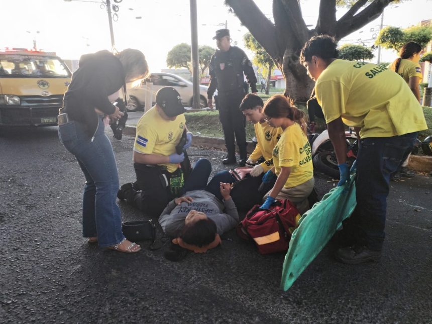 SAN SALVADOR; CHOQUE ENTRE MOTOCICLETAS DEJA TRES PERSONAS LESIONADAS EN EL BULEVAR DE LOS HÉROES