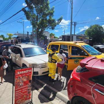CUATRO PERSONAS RESULTAN AFECTADAS EN ACCIDENTE DE TRÁNSITO EN QUEZALTEPEQUE