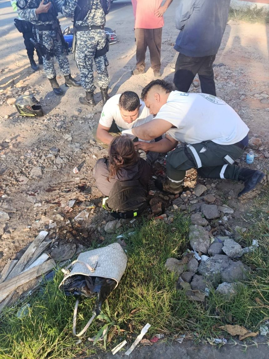 ACCIDENTE DE TRÁNSITO DEJA UNA MOTOCICLISTA LESIONADA EN CARRETERA CHALCHUAPA–SANTA ANA