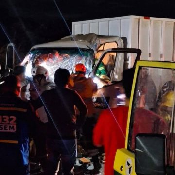 CAMIÓN CHOCA CONTRA RASTRA EN LA SUBIDA DE EL CONGO Y DEJA A CONDUCTOR LESIONADO