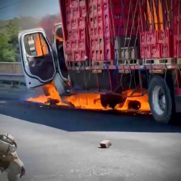 INCENDIO CONSUME CAMIÓN DISTRIBUIDOR DE BEBIDAS EN LA TRONCAL DEL NORTE