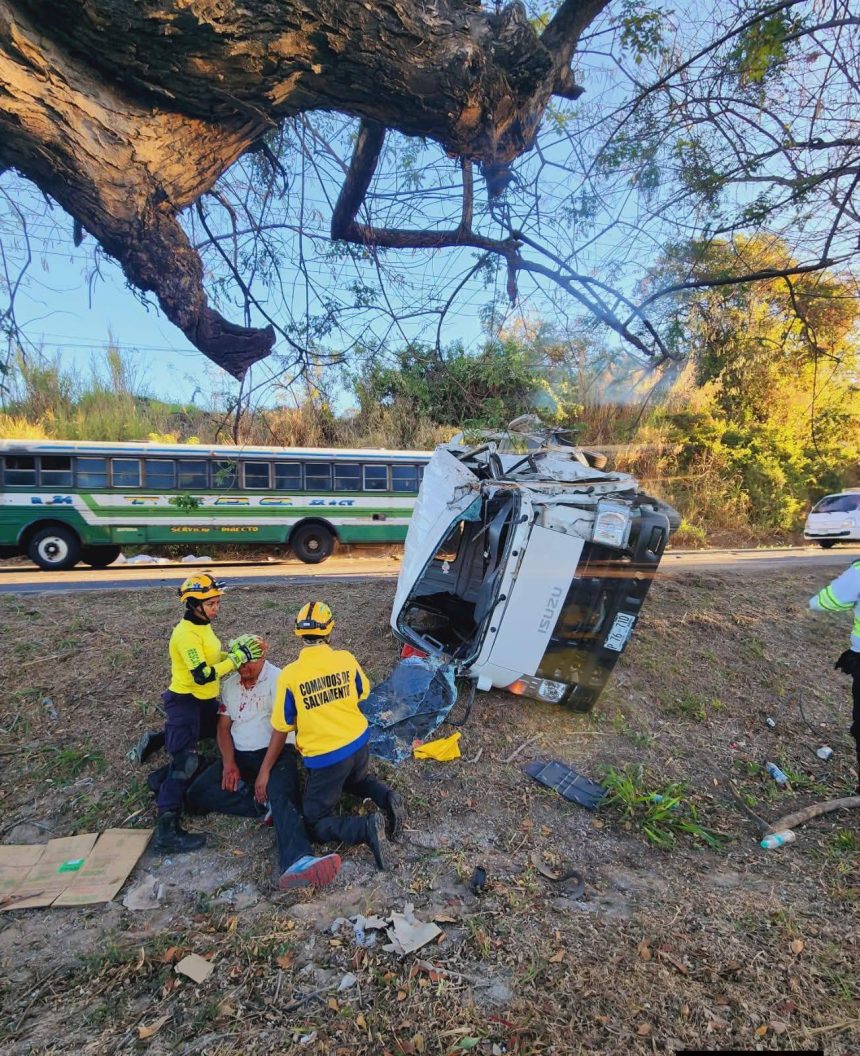 VOLCAMIENTO DE CAMIONCITO DEJA UN HOMBRE LESIONADO EN CARRETERA A SANTA ANA