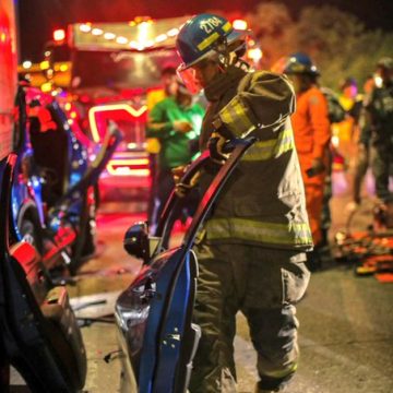 CONDUCTOR QUEDA ATRAPADO TRAS IMPACTAR CONTRA RASTRA EN SANTA TECLA