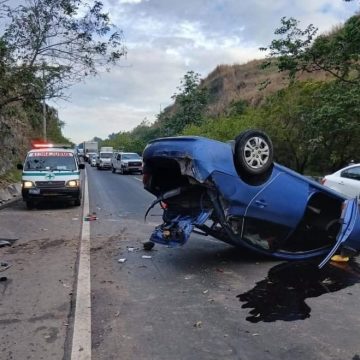 VOLCAMIENTO EN AUTOPISTA DE ORO DEJA DOS PERSONAS LESIONADAS EN SOYAPANGO