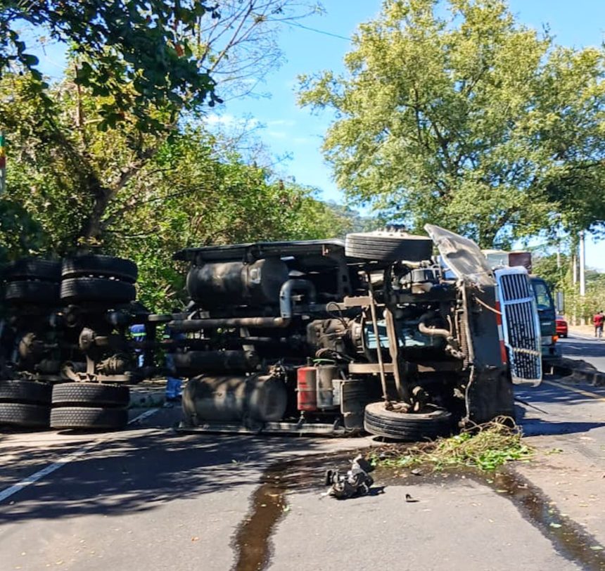 PNC 1 RESTRINGEN PASO VEHICULAR EN CARRETERA SONSONATE–SAN SALVADOR TRAS VOLCAMIENTO DE RASTRA