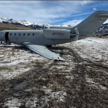 JET PRIVADO SE SALE DE LA PISTA POR FUERTES VIENTOS EN AEROPUERTO DE COLORADO, EE. UU.