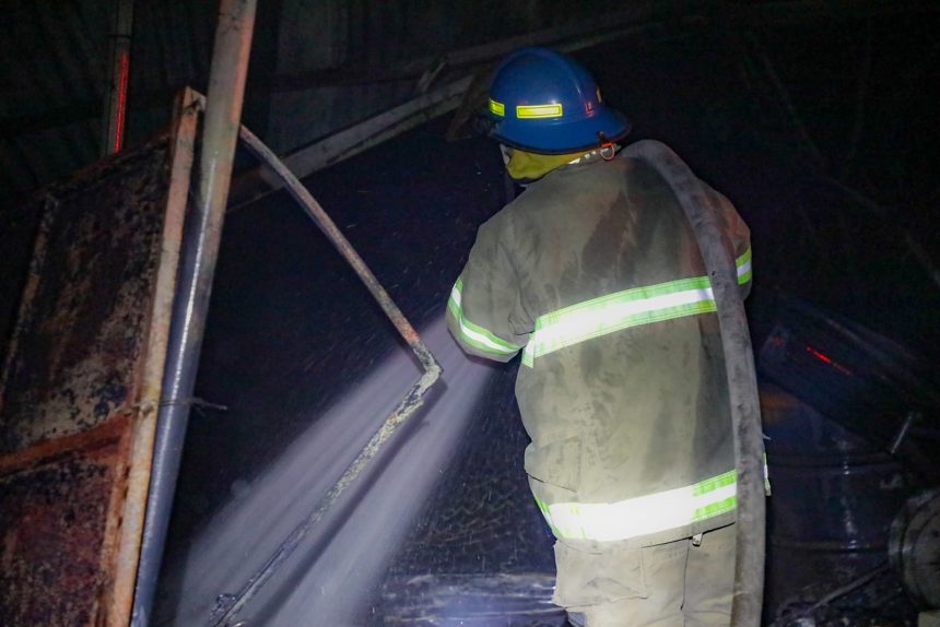 INCENDIO EN CAÑAL SE PROPAGA A VIVIENDAS Y VEHÍCULOS EN AGUILARES