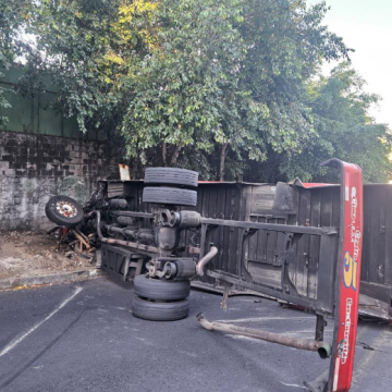 AUTOBÚS DEL TRANSPORTE COLECTIVO VUELCA EN LA CALLE A HUIZÚCAR Y DEJA VARIOS LESIONADOS