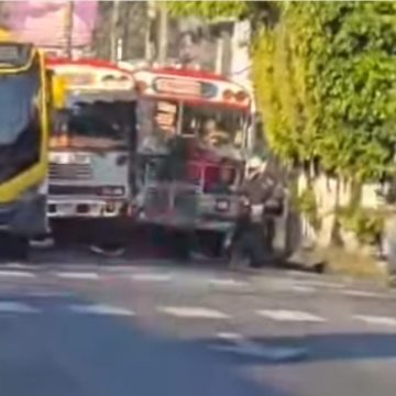 MÚLTIPLE CHOQUE DE BUSES PROVOCA COLAPSO VIAL EN EL CENTRO DE SANTA TECLA