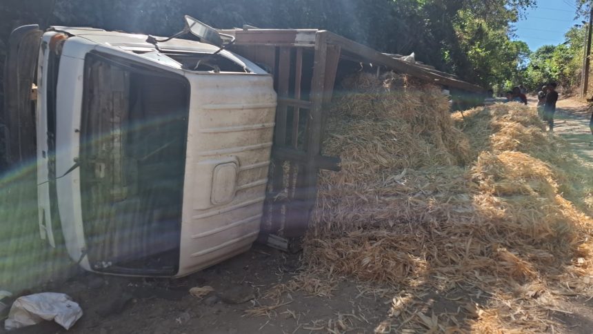CAMIÓN VUELCA EN GUAZAPA Y DEJA A UN ADULTO MAYOR CON LESIONES GRAVES