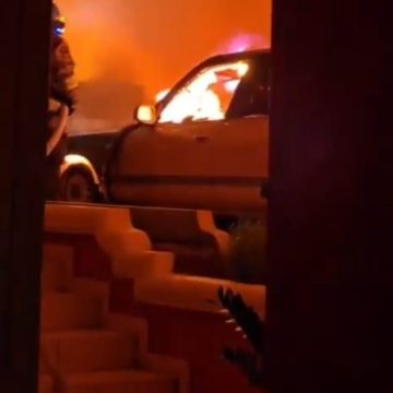 VEHÍCULO SE INCENDIA DENTRO DE VIVIENDA EN COLONIA ESCALÓN, SAN SALVADOR