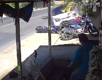 VEHÍCULO FUERA DE CONTROL DESTRUYE MOTOCICLETAS ESTACIONADAS EN SANTA ANA