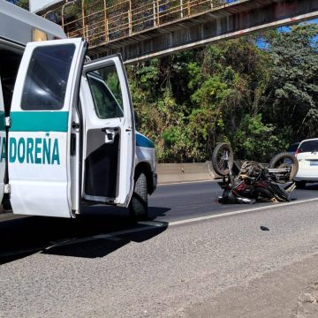 MOTOCICLISTA RESULTA LESIONADO TRAS ACCIDENTE EN LA CARRETERA PANAMERICANA, SANTA ANA