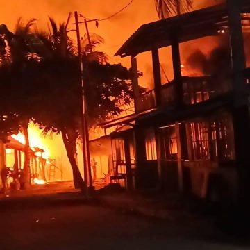 INCENDIO DEJA PÉRDIDAS TOTALES EN VIVIENDAS Y NEGOCIOS DE PLAYA LOS BLANCOS