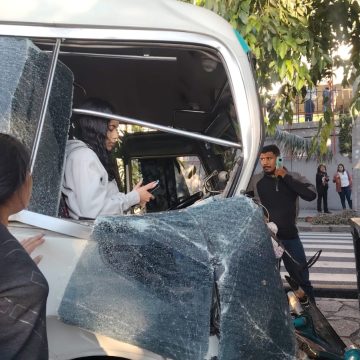 MICROBÚS CON PASAJEROS CHOCA CONTRA CAMIÓN EN LA ALAMEDA MANUEL ENRIQUE ARAUJO