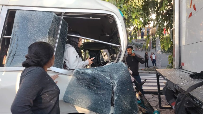 MICROBÚS CON PASAJEROS CHOCA CONTRA CAMIÓN EN LA ALAMEDA MANUEL ENRIQUE ARAUJO