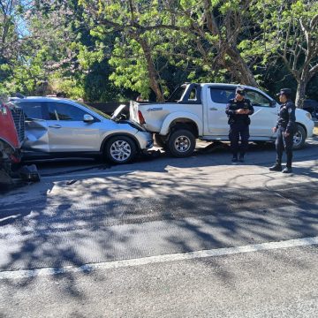 ACCIDENTE MÚLTIPLE EN LA AUTOPISTA A COMALAPA DEJA SOLO DAÑOS MATERIALES
