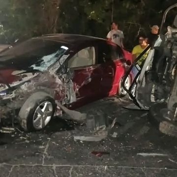 PICK-UP VUELCA TRAS COLISIÓN CON SEDÁN EN CALLE ANTIGUA A NEJAPA