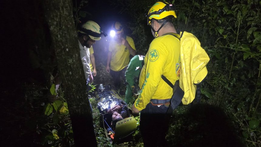SOCORRISTAS RESCATAN A HOMBRE QUE CAYÓ EN UN BARRANCO EN SAN MARTÍN, SAN SALVADOR