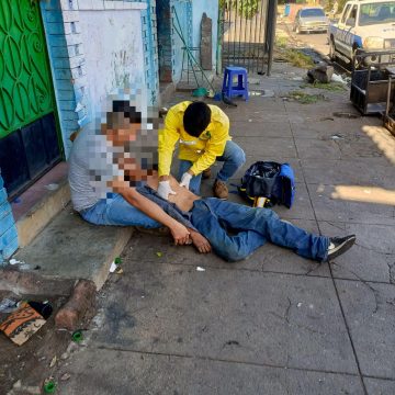 JOVEN DE 29 AÑOS RESULTA CON LESIONES DE CONSIDERACIÓN TRAS SER ATACADO POR UN GRUPO DE REVOLTOSOS EN SONSONATE