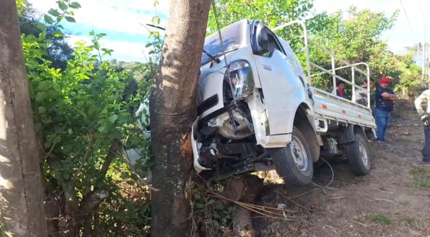 ACCIDENTE DE TRÁNSITO EN CARRETERA PANAMERICANA DEJA SOLO DAÑOS MATERIALES EN USULUTÁN NORTE