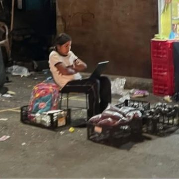 NIÑA DA EJEMPLO DE SUPERACIÓN AL ESTUDIAR DE NOCHE MIENTRAS APOYA A SU MADRE EN MERCADO DE AHUACHAPÁN