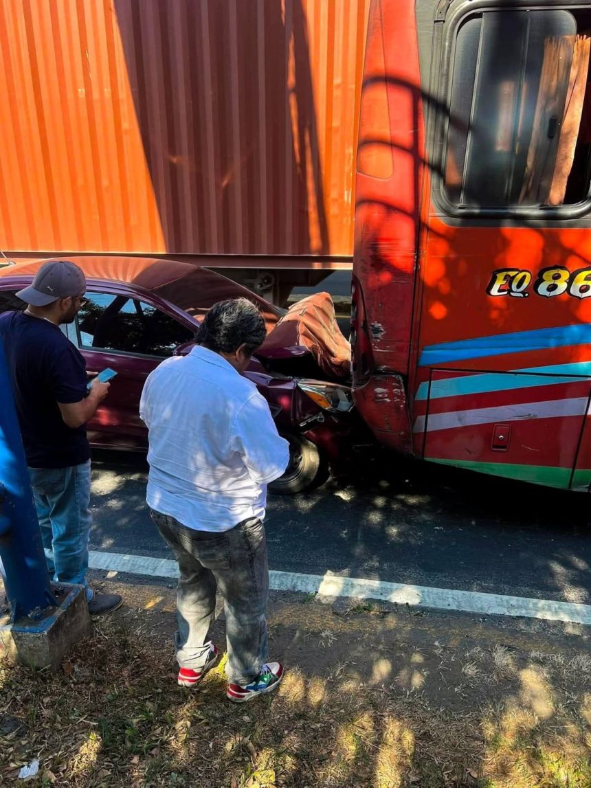 BUS 1 ACCIDENTE DE TRÁNSITO PROVOCA FUERTE CONGESTIÓN VEHICULAR EN ACCESO A SANTA ANA Y DEJA DAÑOS MATERIALES