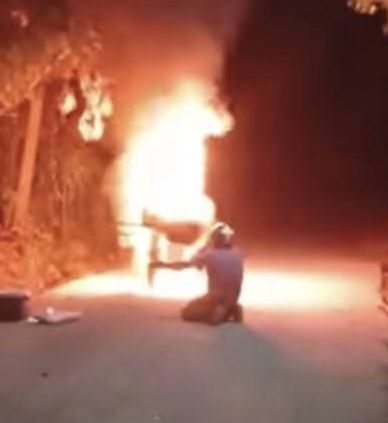 INCENDIO CONSUME MOTOCICLETA DE VENDEDOR DE SORBETES EN JIQUILISCO; EL HOMBRE LLORÓ DE RODILAS ANTE LA PERDIDA DE SU MOTO