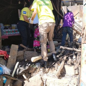 DOS ADULTOS MAYORES RESULTAN LESIONADOS TRAS COLAPSO PARCIAL DE VIVIENDA EN SANTA ANA