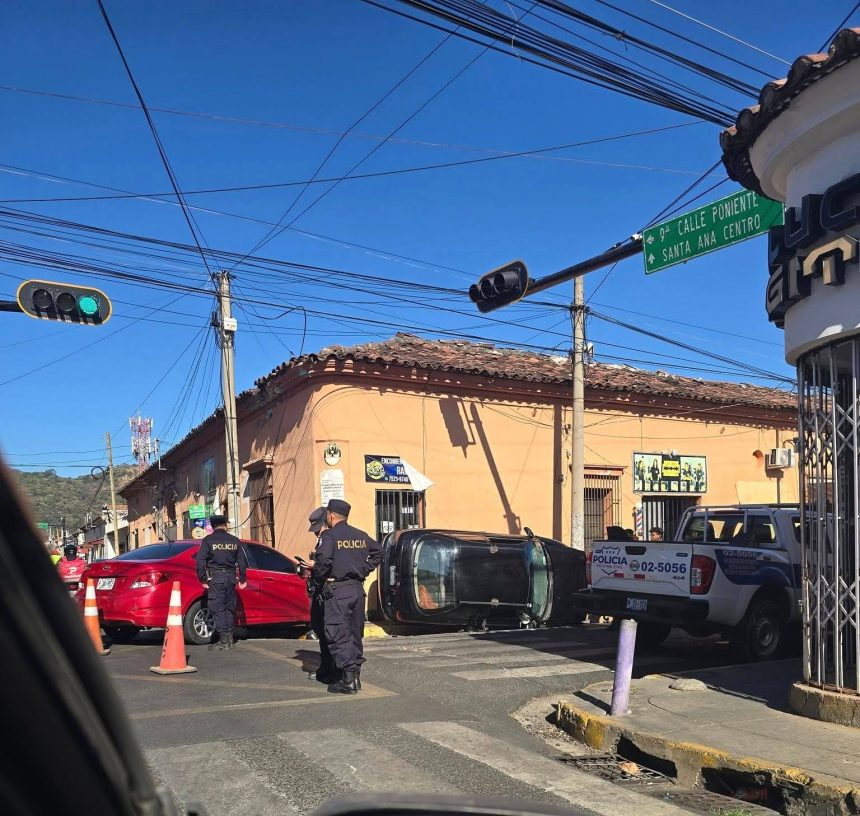 choque 1 CHOQUE ENTRE DOS VEHÍCULOS DEJA UNA MUJER LESIONADA EN SANTA ANA CENTRO