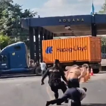 AUTORIDADES INTERVIENEN PARA EVITAR LA HUIDA DE UN HOMBRE EN PASO FRONTERIZO ENTRE EL SALVADOR Y GUATEMALA