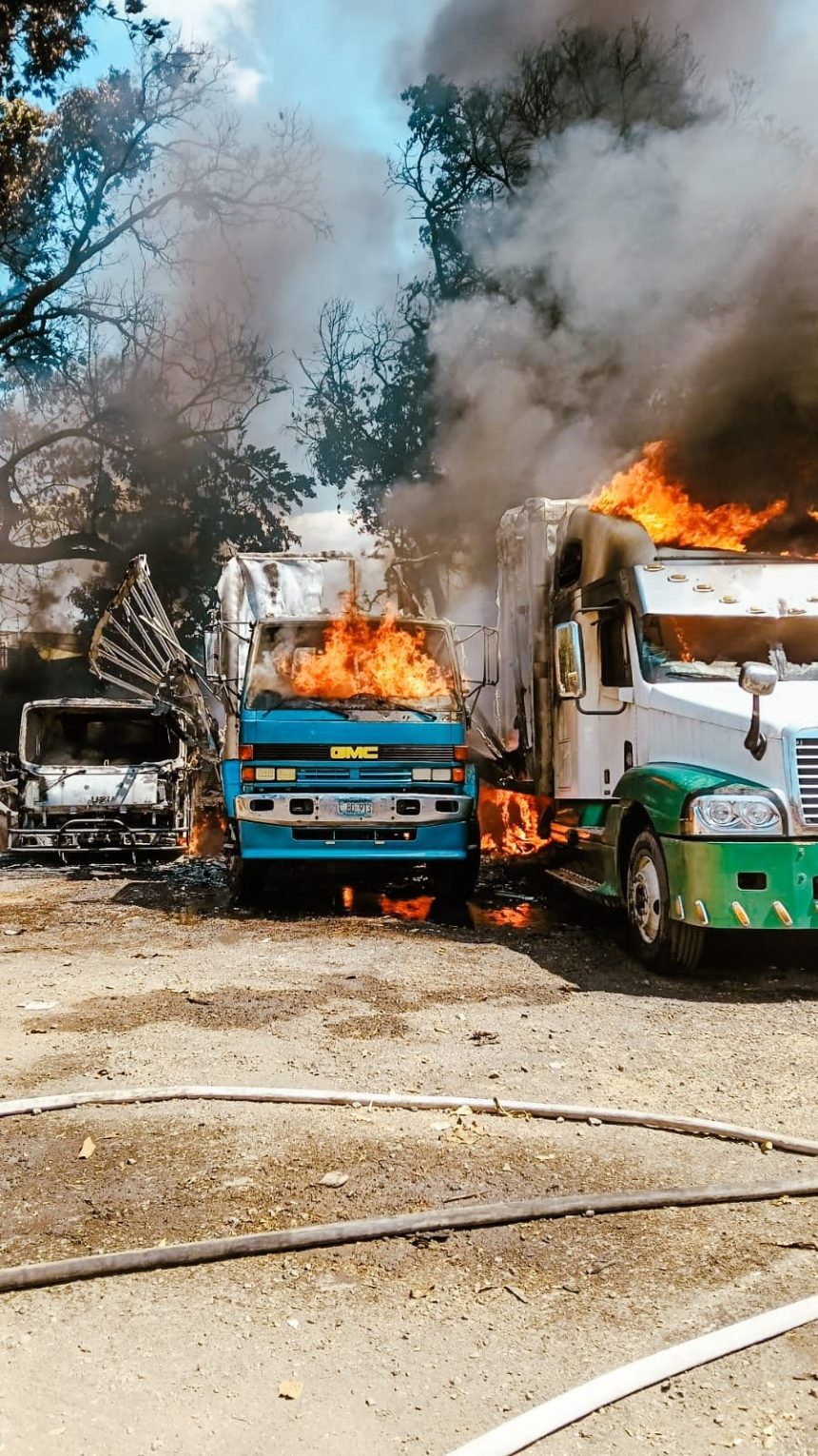 UN INCENDIO ESTRUCTURAL SE REGISTRÓ EN UN TALLER DE SANTA ANA; SEIS VEHÍCULOS RESULTAN AFECTADOS