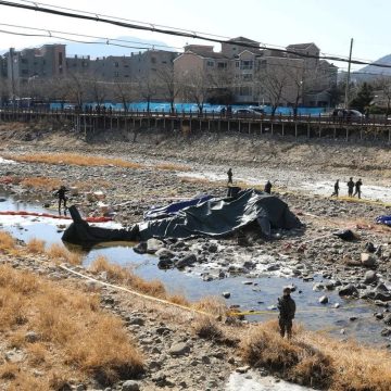 DOS SOLDADOS MUEREN TRAS ESTRELLARSE HELICÓPTERO MILITAR DURANTE ENTRENAMIENTO EN COREA DEL SUR