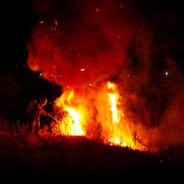 INCENDIO EN TERRENO CON VEGETACIÓN SECA GENERA ALERTA EN CARRETERA AL PUERTO DE LA LIBERTAD