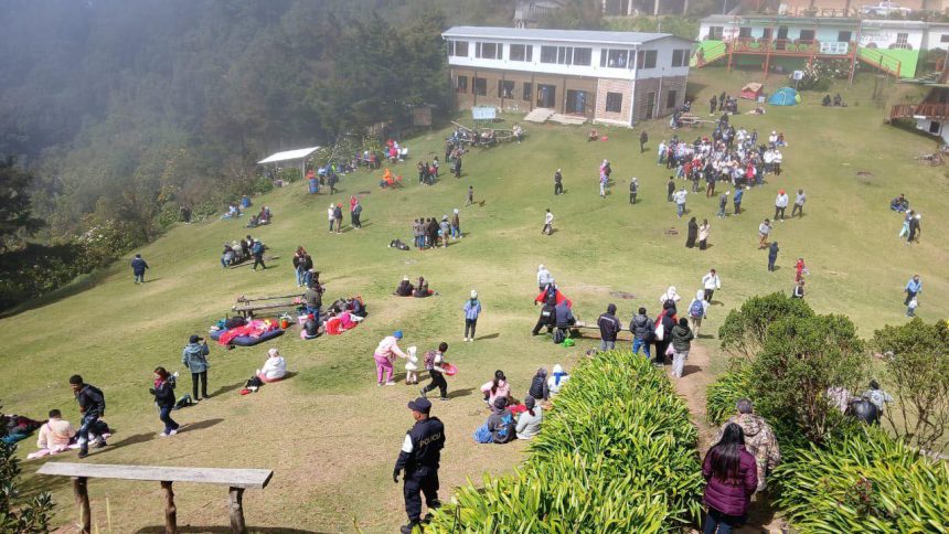 TURISTAS DISFRUTAN DEL CLIMA Y EL PAISAJE NATURAL EN EL CERRO EL PITAL
