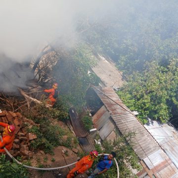INCENDIO EN VIVIENDA DE URBANIZACIÓN SENSUNAPÁN DEJA DAÑOS MATERIALES EN SONSONATE CENTRO