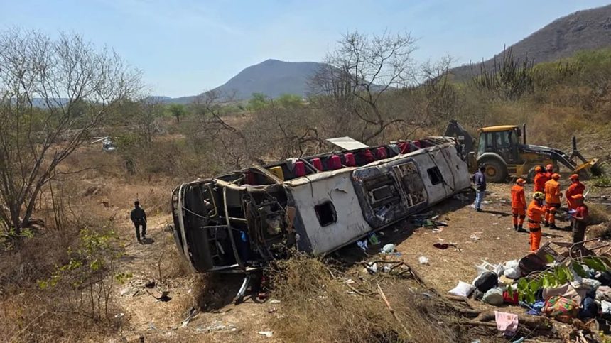 TRAGEDIA EN BRASIL: AUTOBÚS CON PEREGRINOS CAE A BARRANCO Y DEJA 15 FALLECIDOS