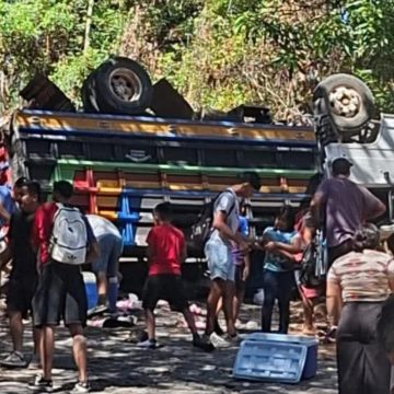 CAMIÓN QUE TRANSPORTABA JUGADORES Y AFICIONADOS VUELCA EN MORAZÁN SUR; REPORTAN PERSONAS LESIONADAS