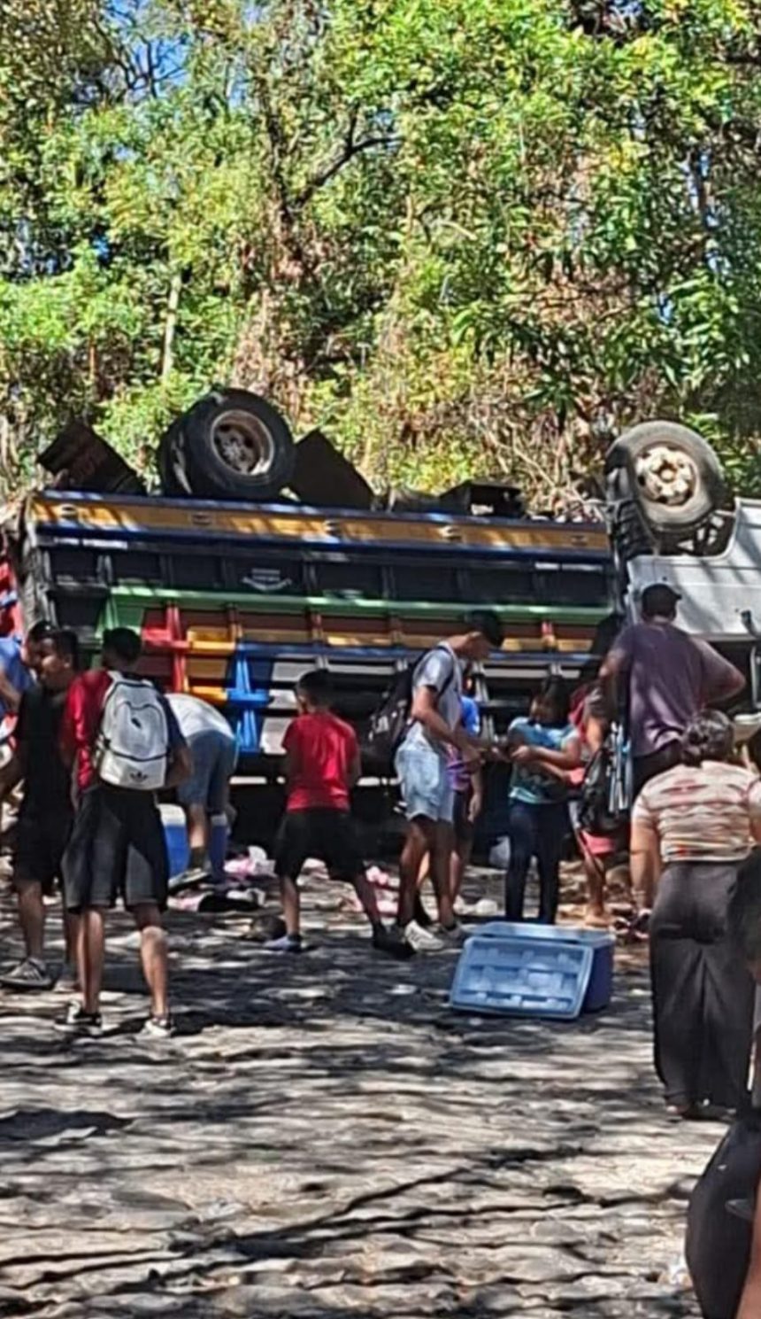 CAMIÓN QUE TRANSPORTABA JUGADORES Y AFICIONADOS VUELCA EN MORAZÁN SUR; REPORTAN PERSONAS LESIONADAS