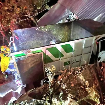 CAMIÓN RECOLECTOR CAE SOBRE VIVIENDA Y DEJA 10 LESIONADOS EN TONACATEPEQUE